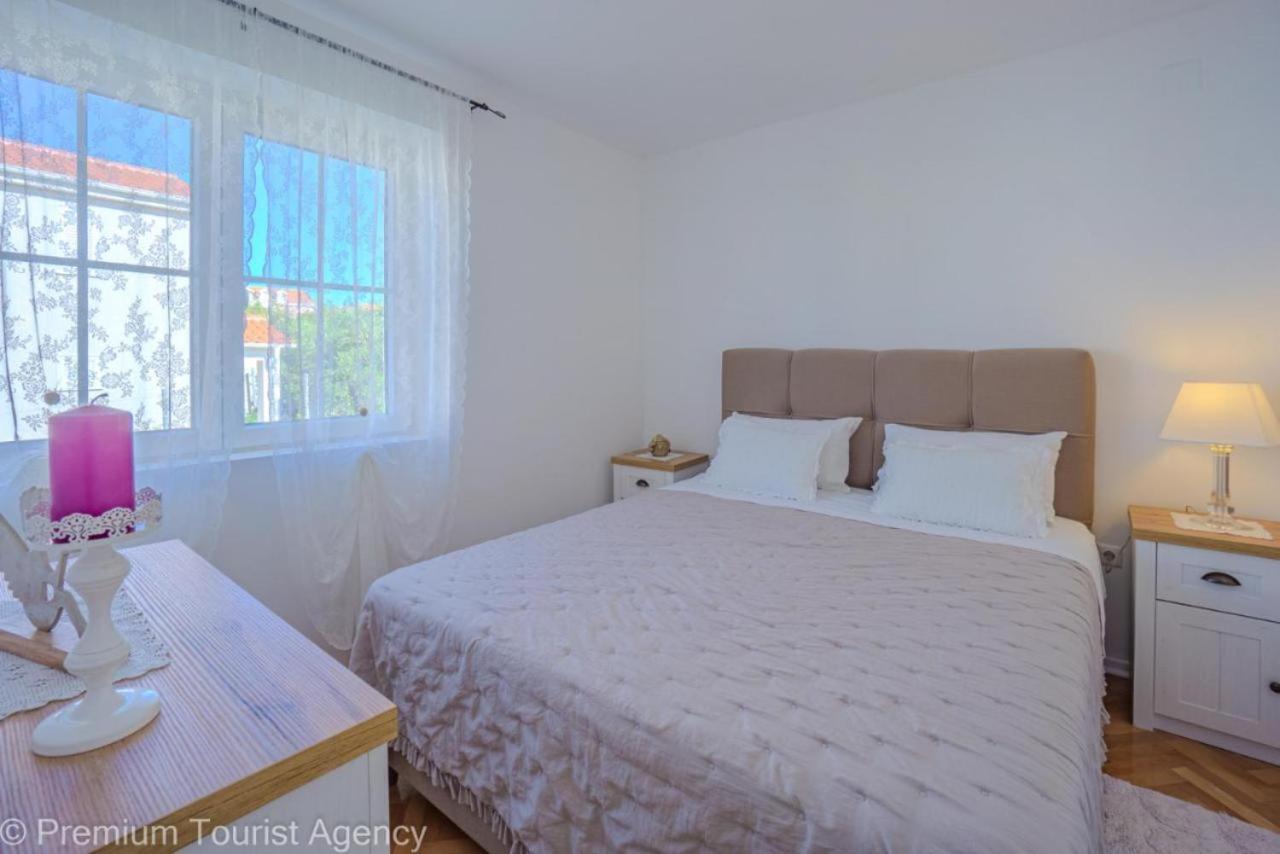 Sunset Apartment With Sea View ปอฟเลียนา ภายนอก รูปภาพ