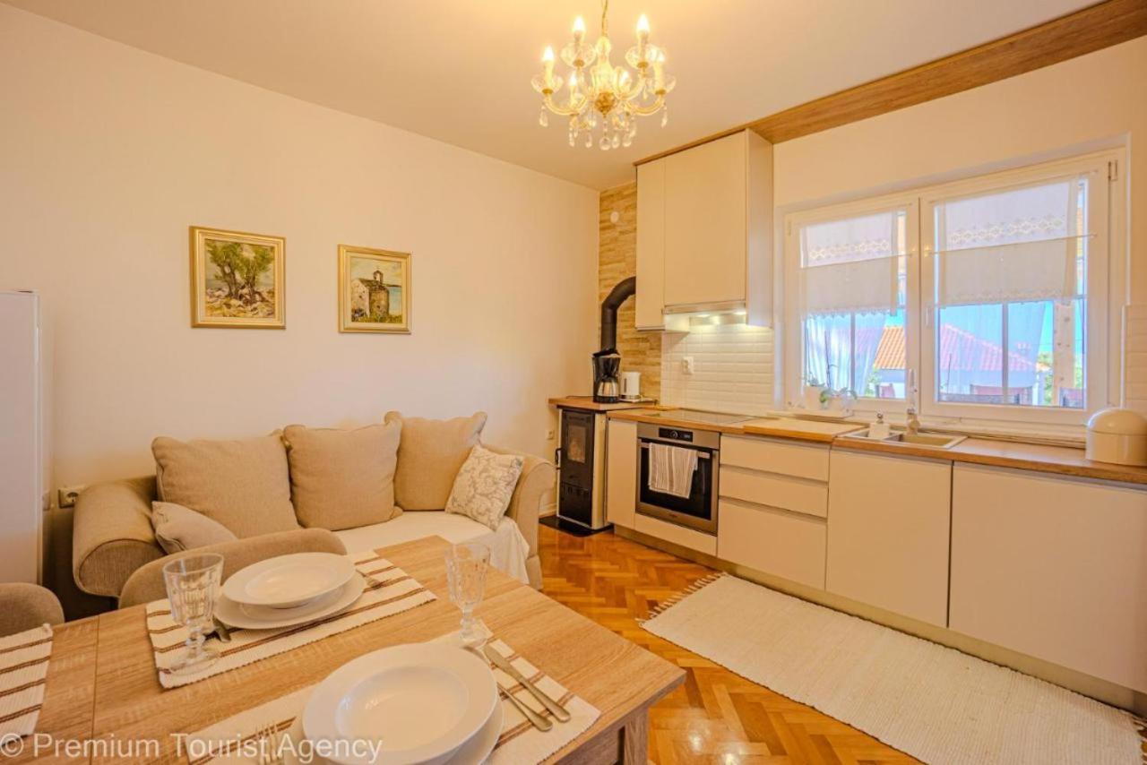 Sunset Apartment With Sea View ปอฟเลียนา ภายนอก รูปภาพ